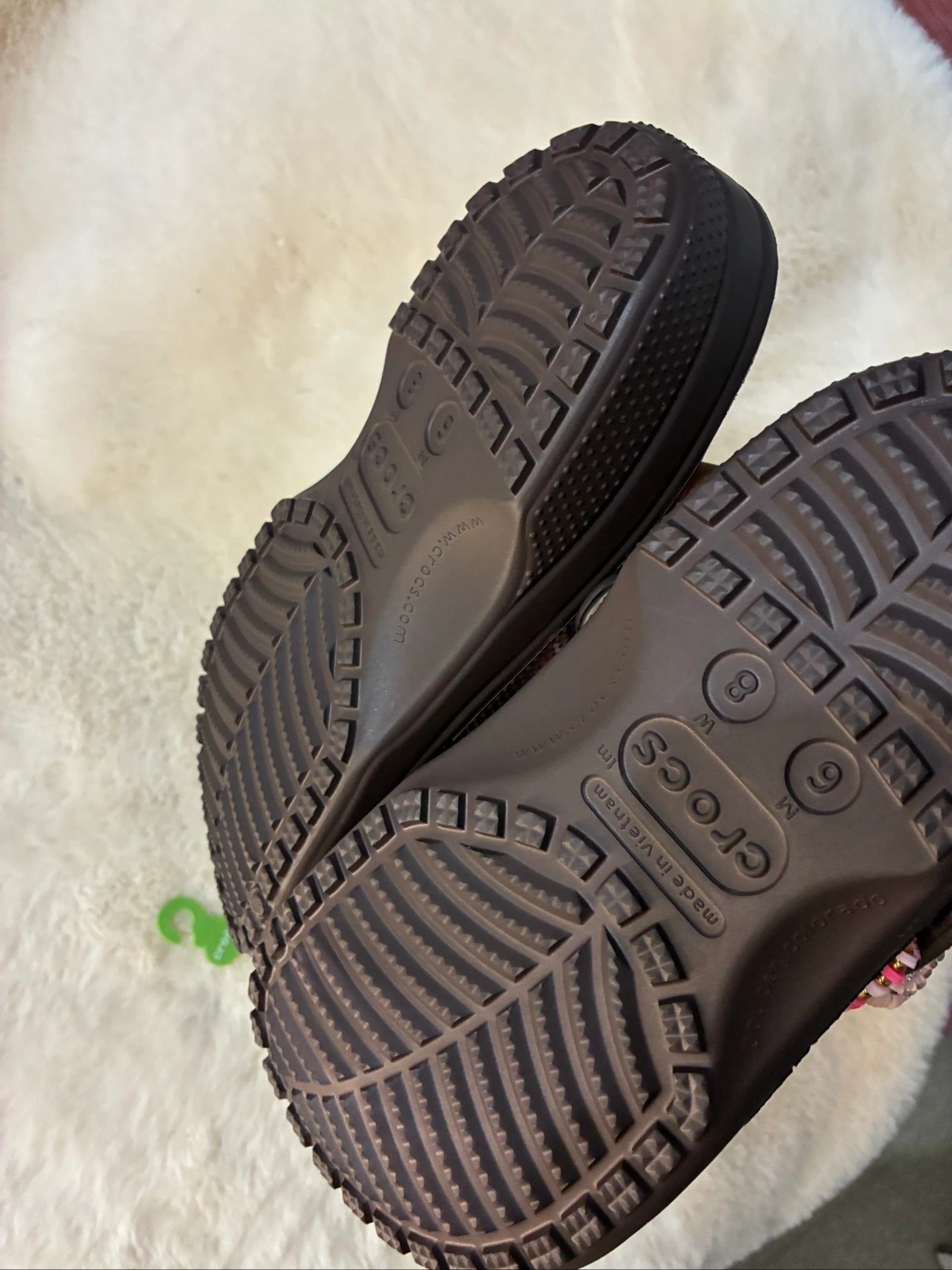 Crocs marrom vendido com as decorações – photo 6
